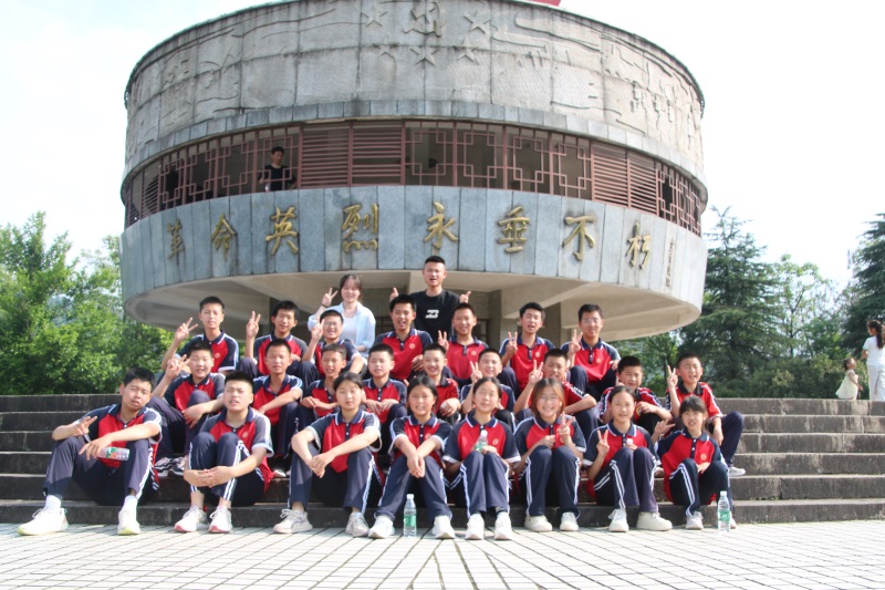 5月25日，同学们赴韶山烈士陵园缅怀先烈。