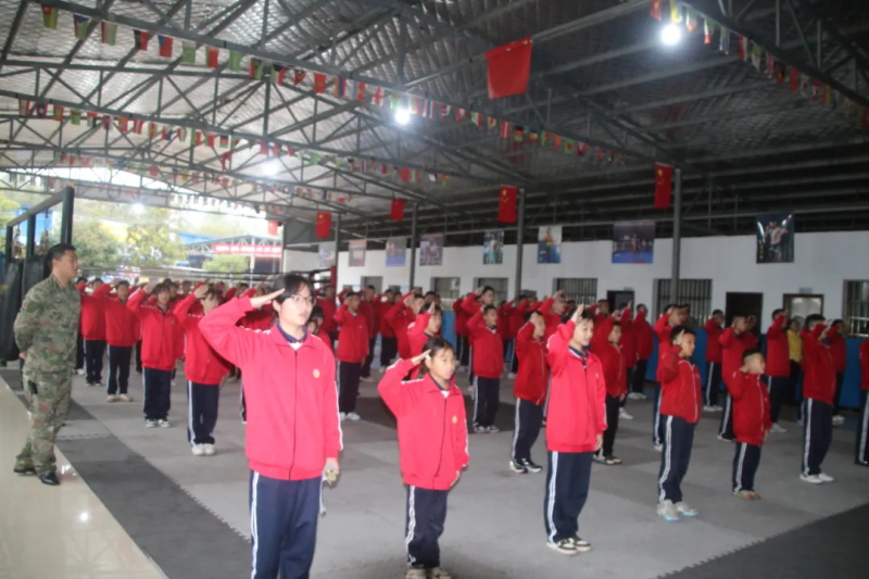 2025年下学期第九周以《国旗飘扬启新程，消防知识筑防线》主题升旗仪式。