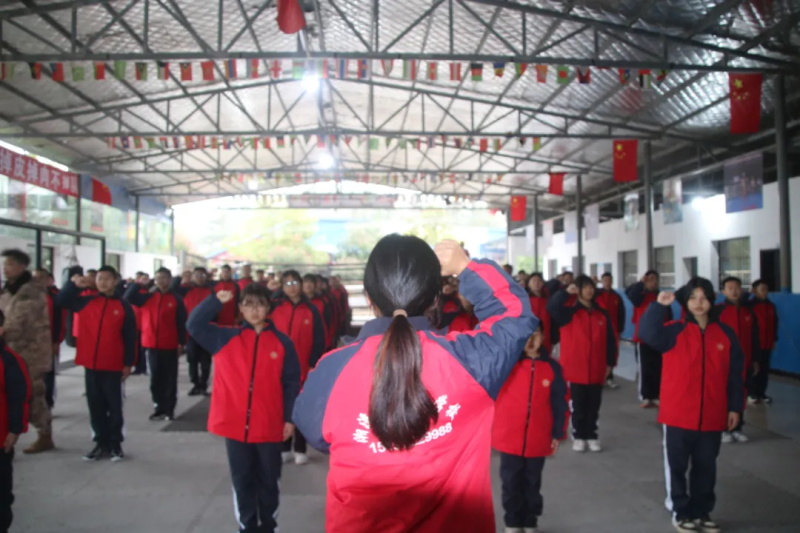 2025年下学期第十周以《利剑护蕾，守护成长》主题升旗仪式