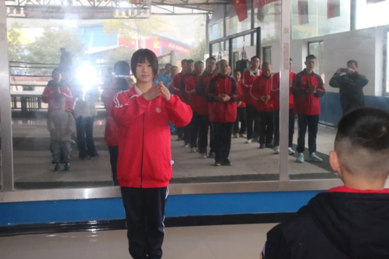 第一周以《学习雷锋好榜样，争做时代新少年》主题升旗仪式